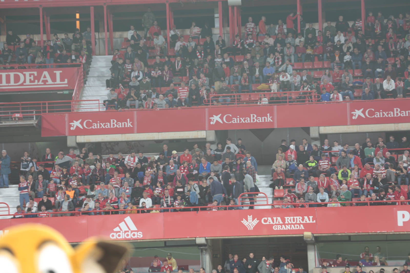 Encuéntrate en la grada en el Granada - Ponferradina
