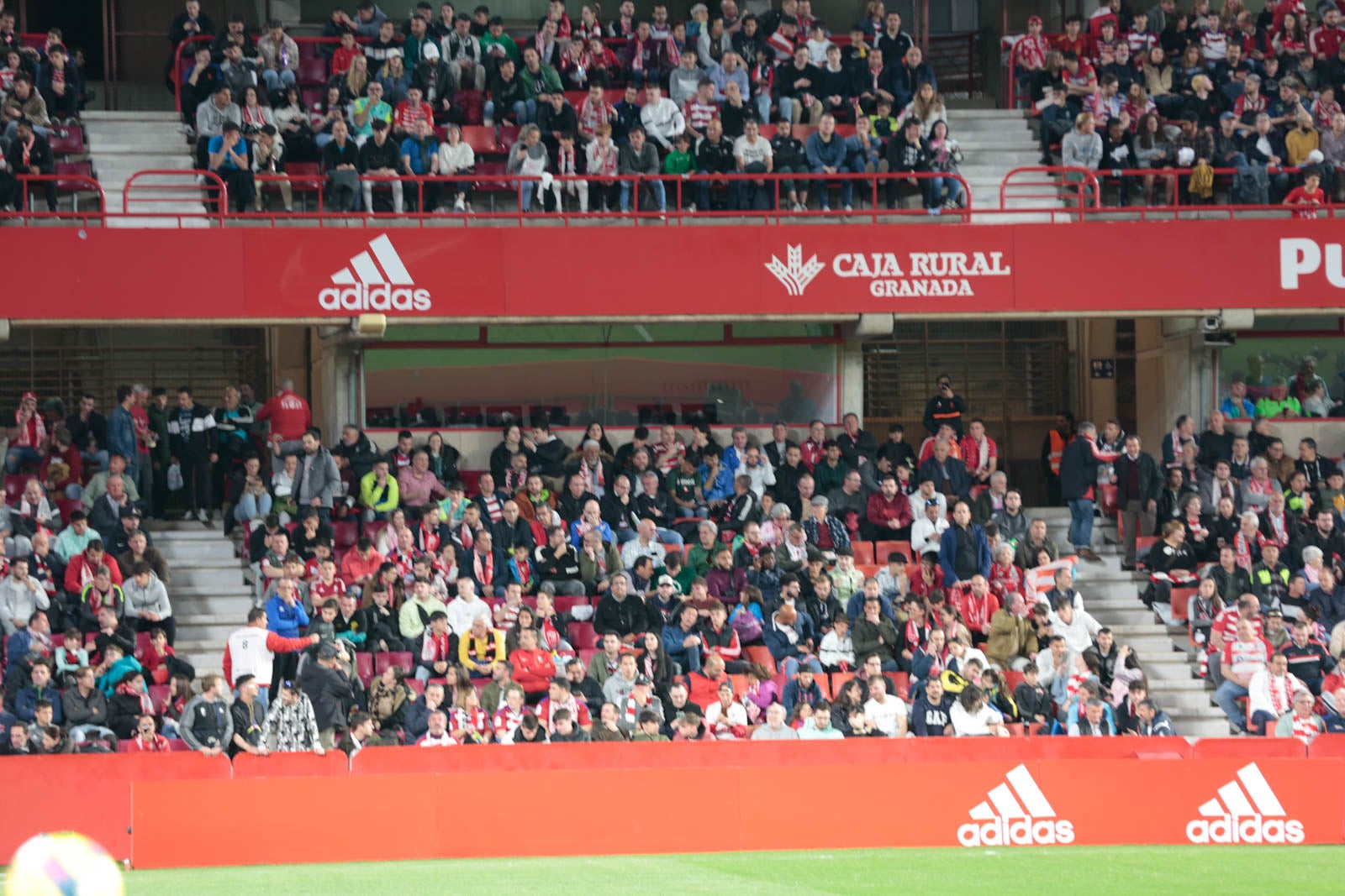Encuéntrate en la grada en el Granada - Ponferradina