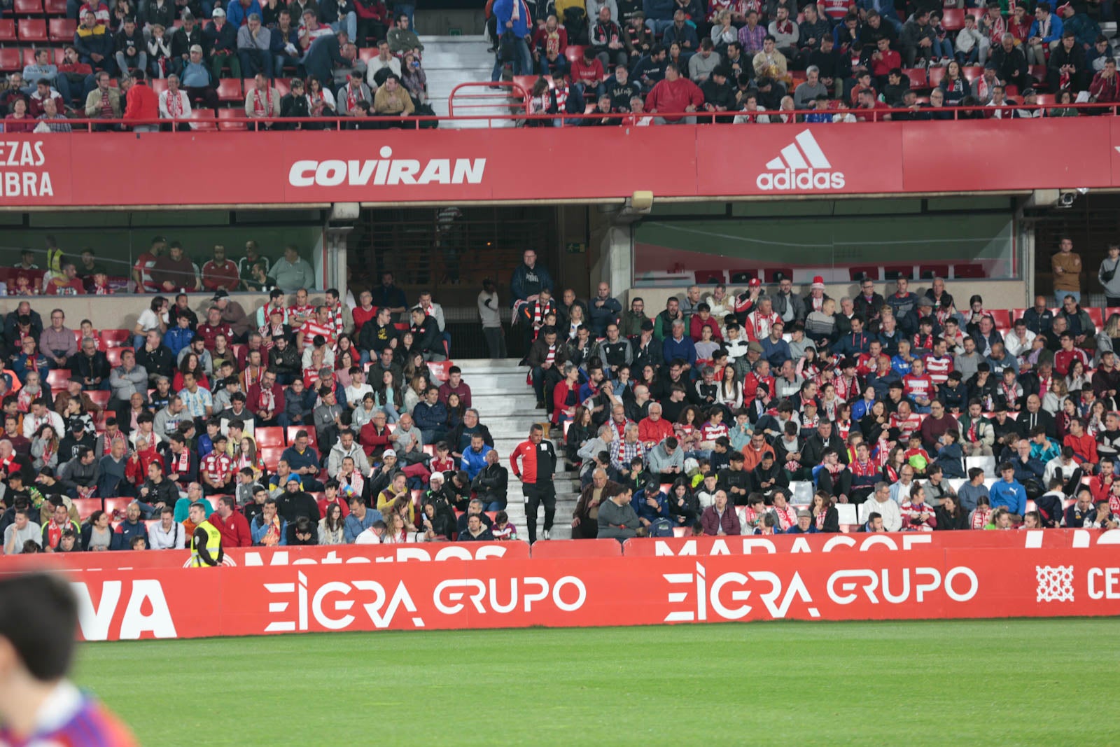 Encuéntrate en la grada en el Granada - Ponferradina