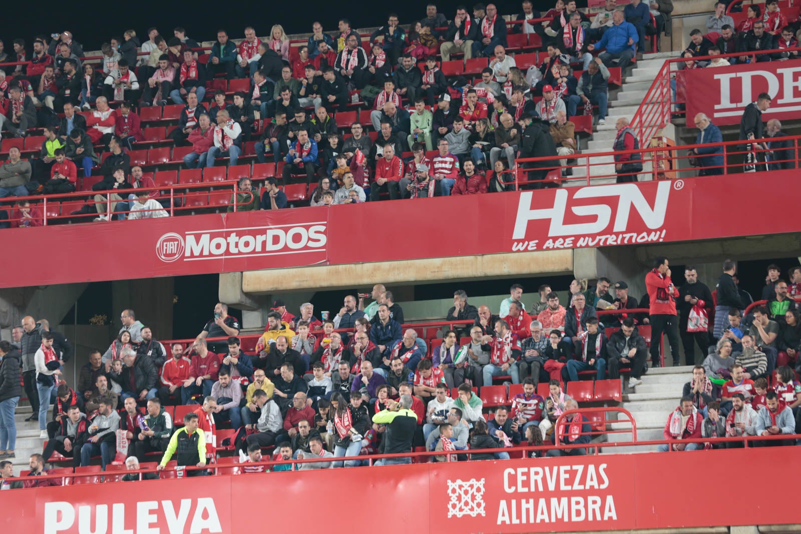 Encuéntrate en la grada en el Granada - Ponferradina