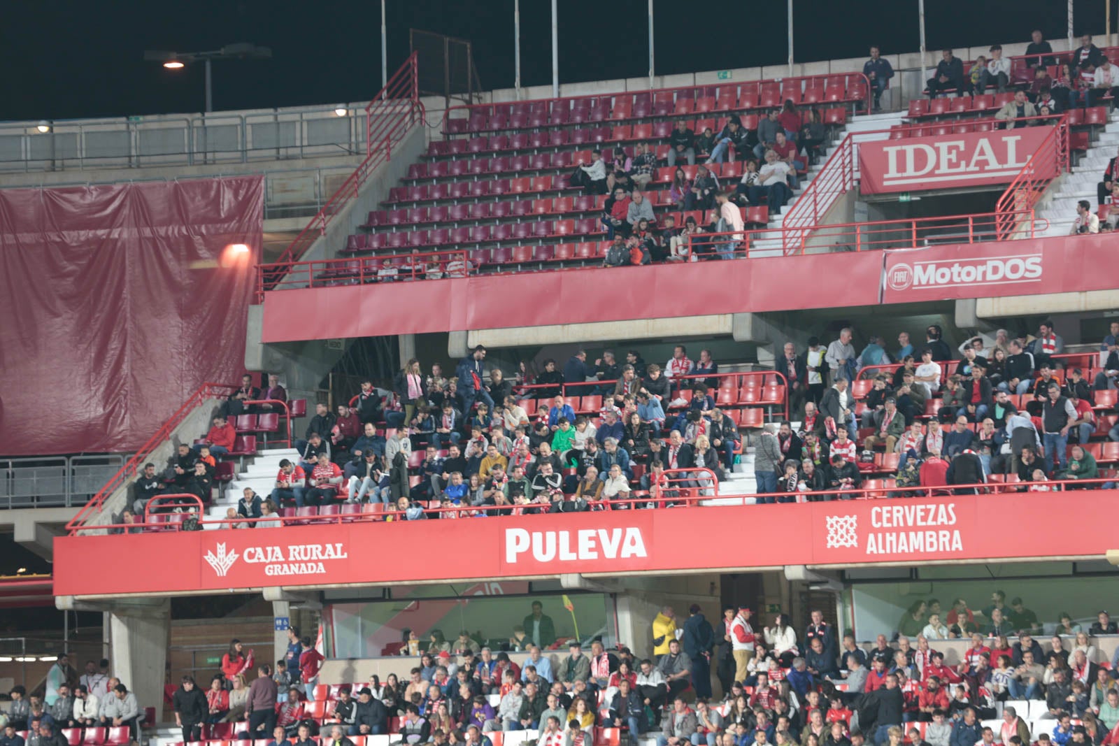 Encuéntrate en la grada en el Granada - Ponferradina