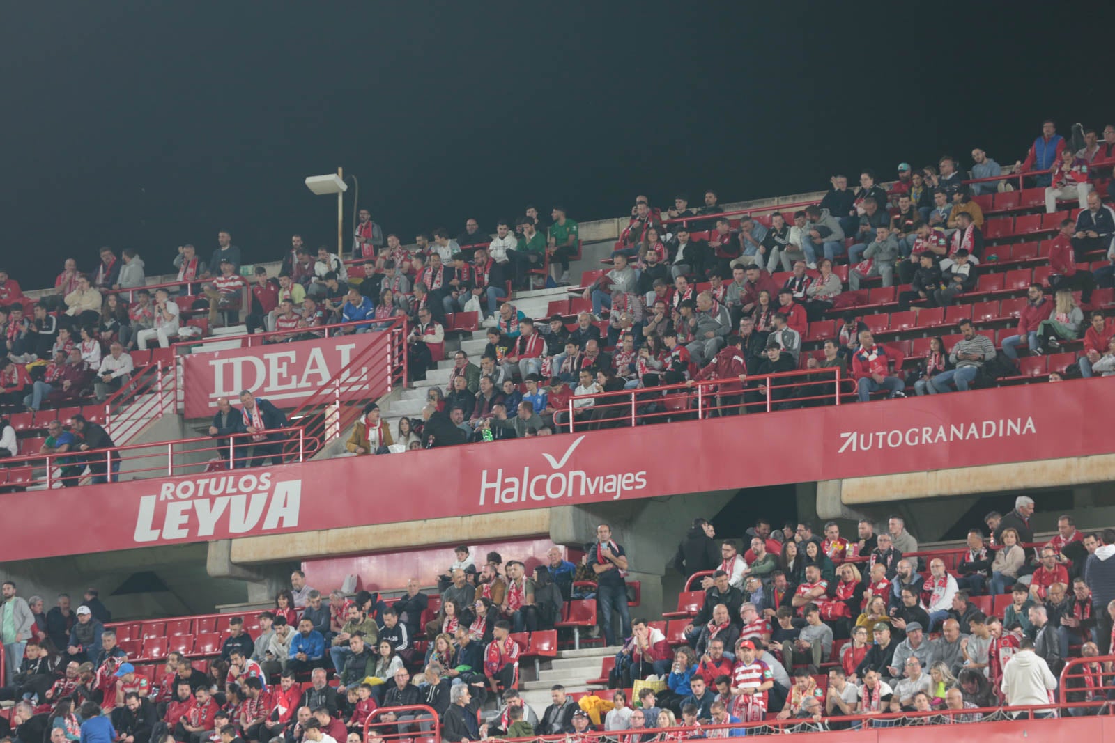 Encuéntrate en la grada en el Granada - Ponferradina