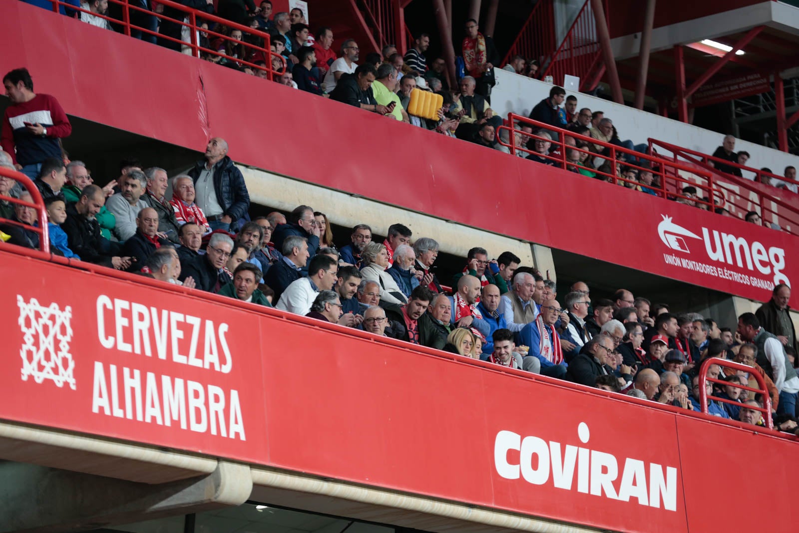 Encuéntrate en la grada en el Granada - Ponferradina
