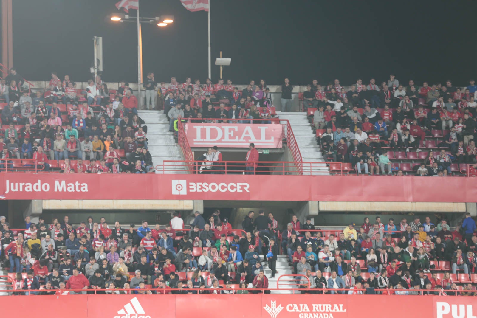 Encuéntrate en la grada en el Granada - Ponferradina