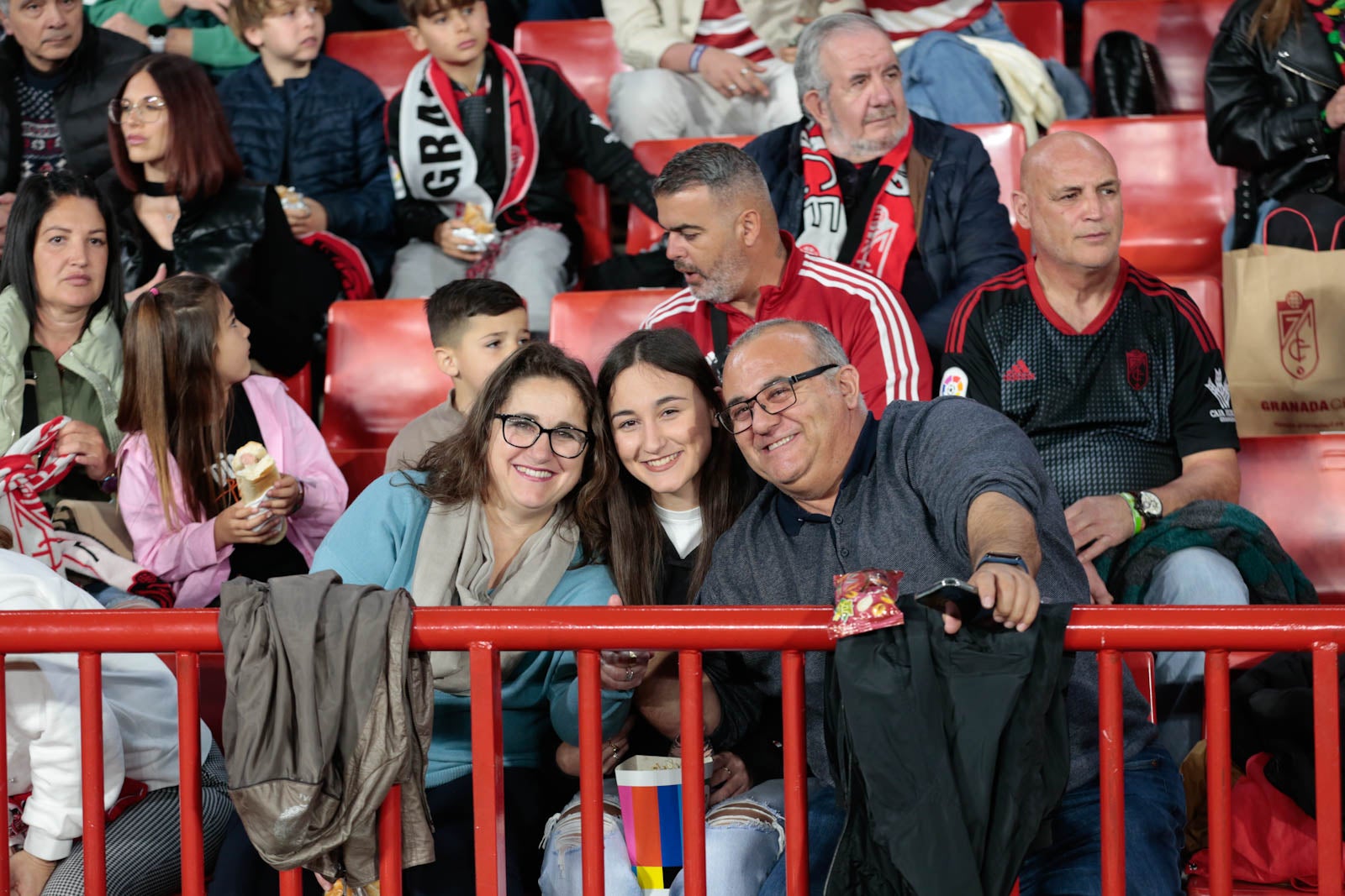 Encuéntrate en la grada en el Granada - Ponferradina