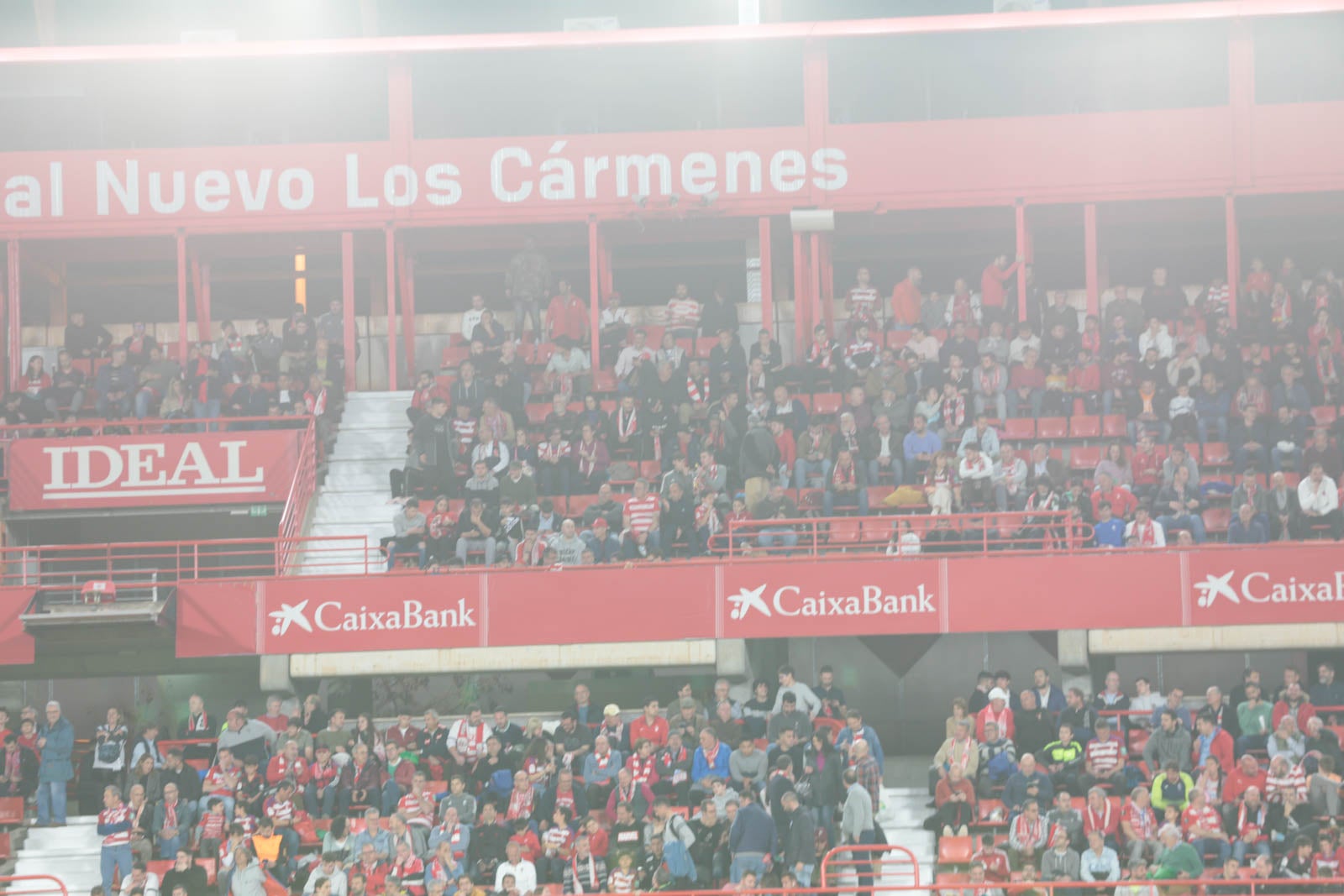 Encuéntrate en la grada en el Granada - Ponferradina