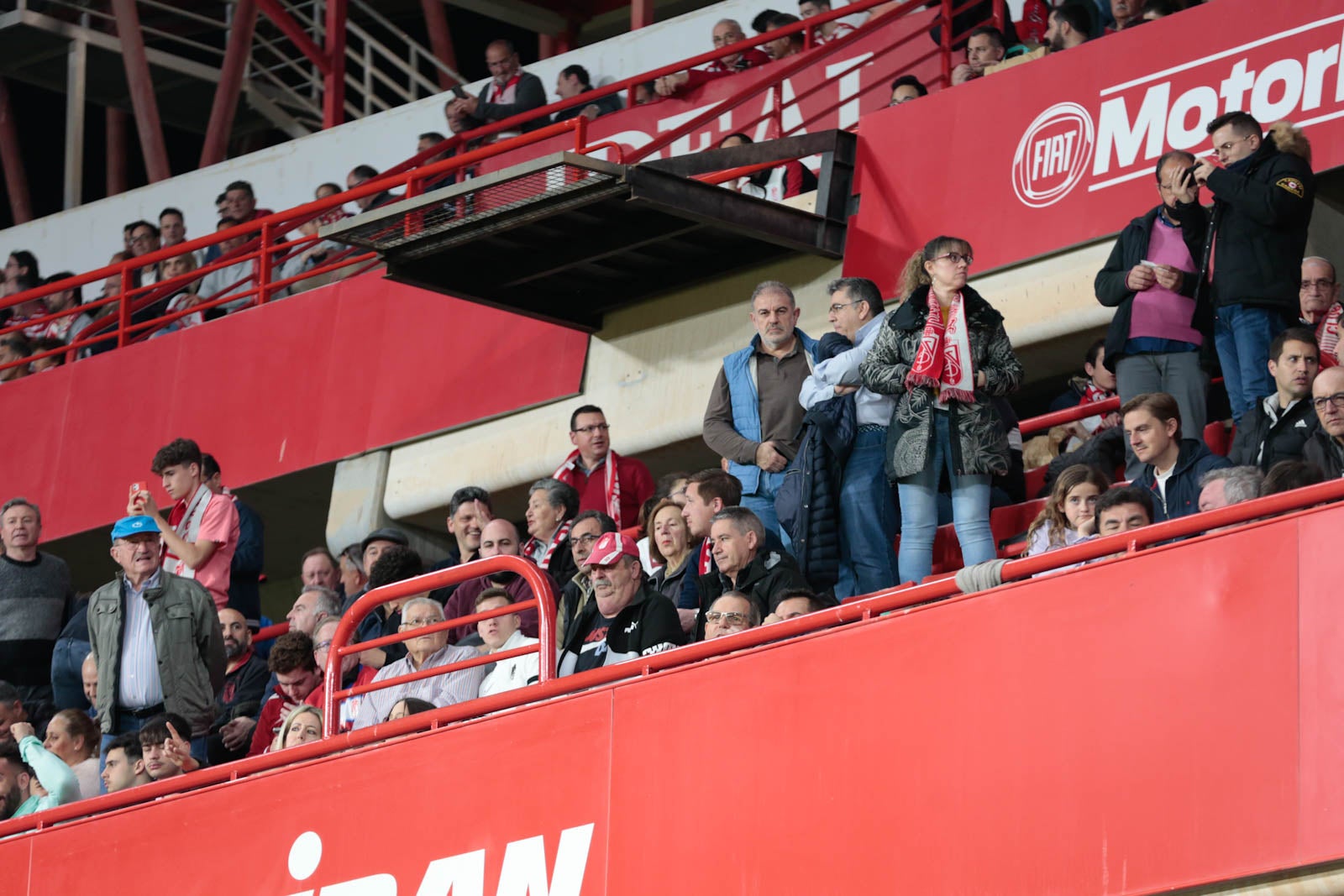 Encuéntrate en la grada en el Granada - Ponferradina