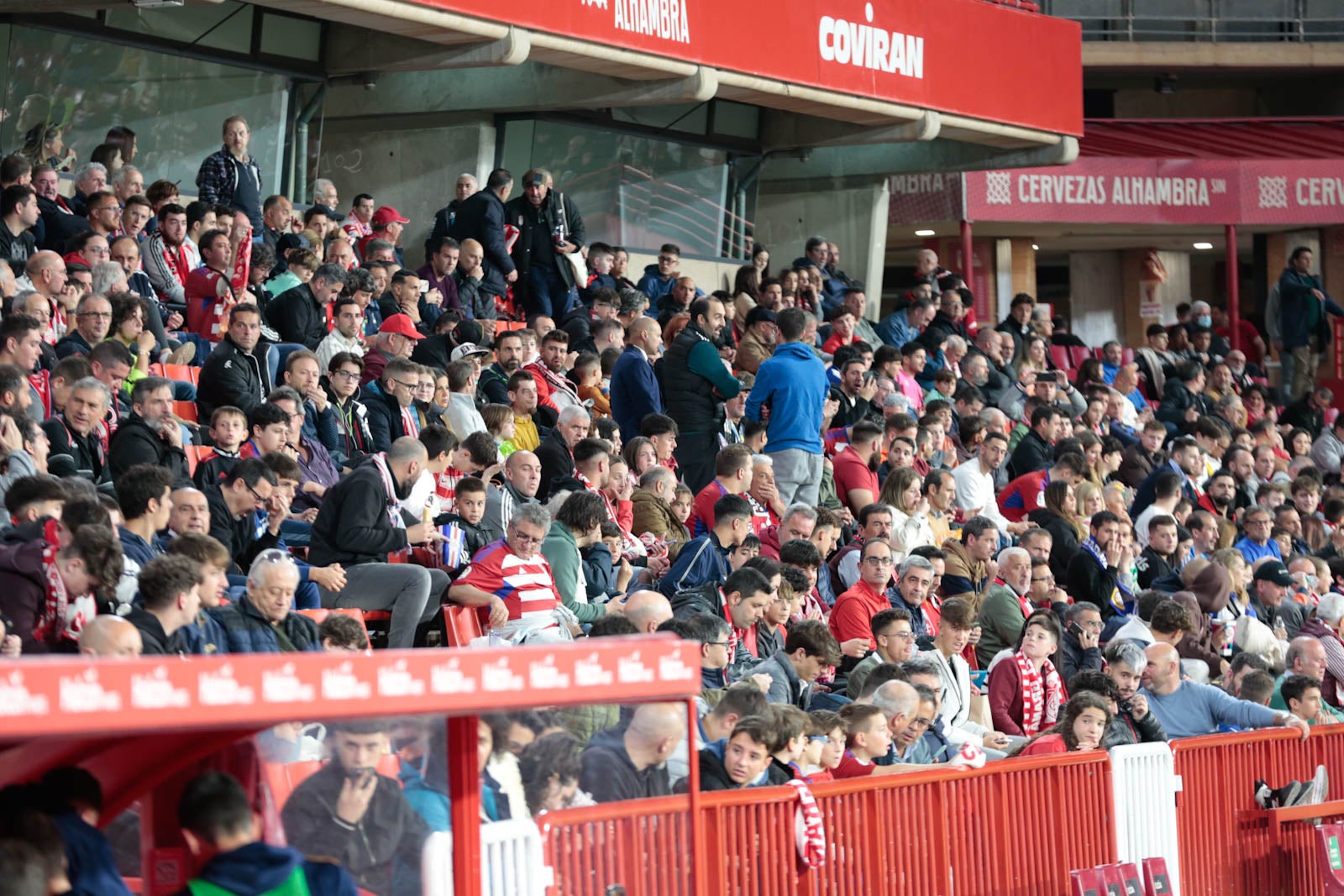 Encuéntrate en la grada en el Granada - Ponferradina