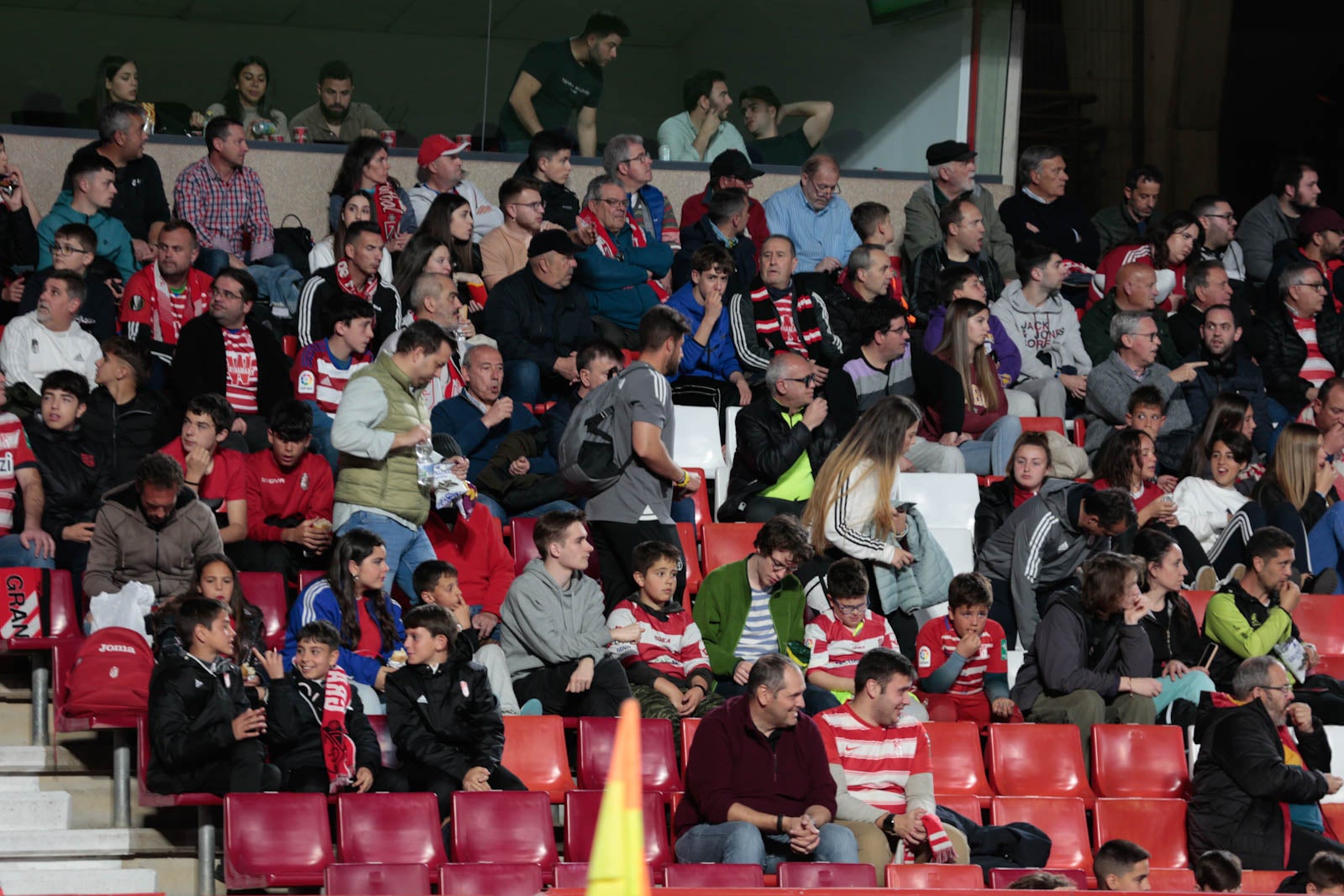 Encuéntrate en la grada en el Granada - Ponferradina