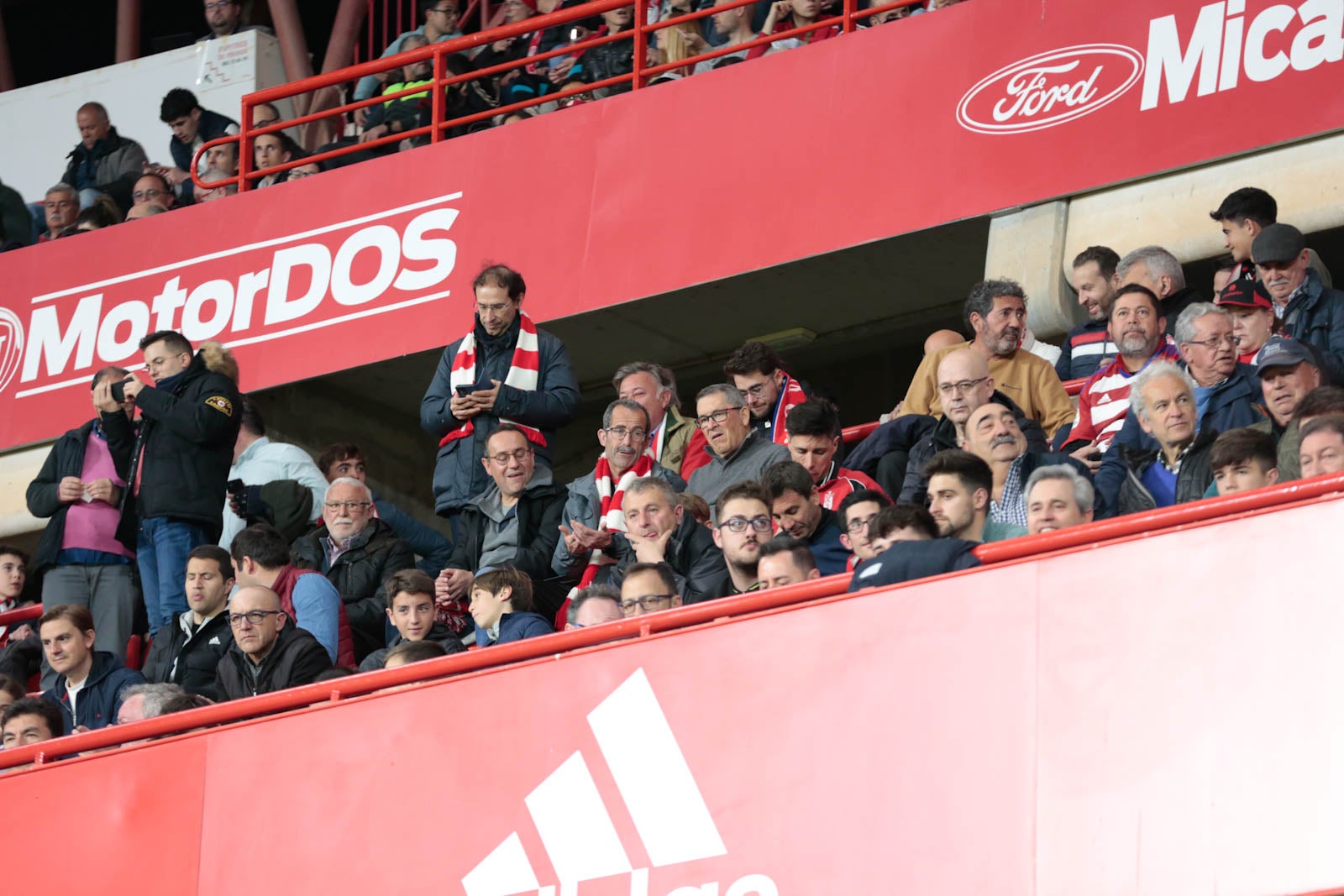 Encuéntrate en la grada en el Granada - Ponferradina