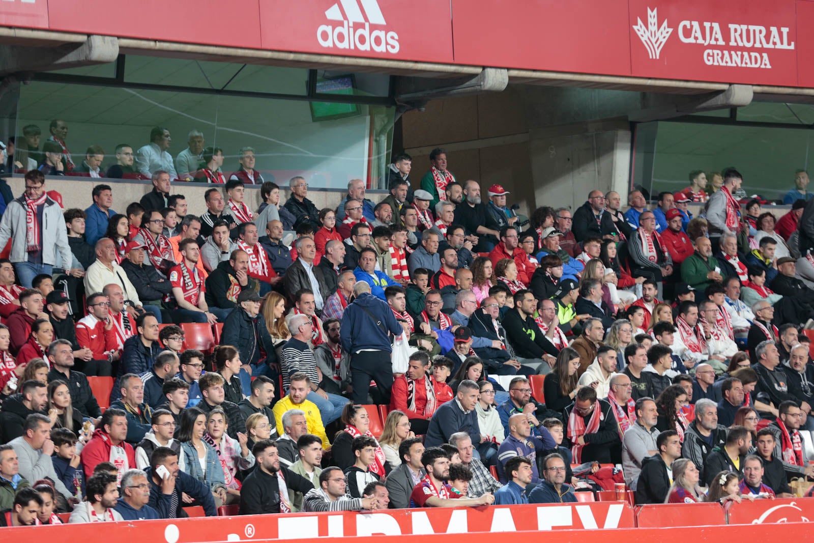 Encuéntrate en la grada en el Granada - Ponferradina