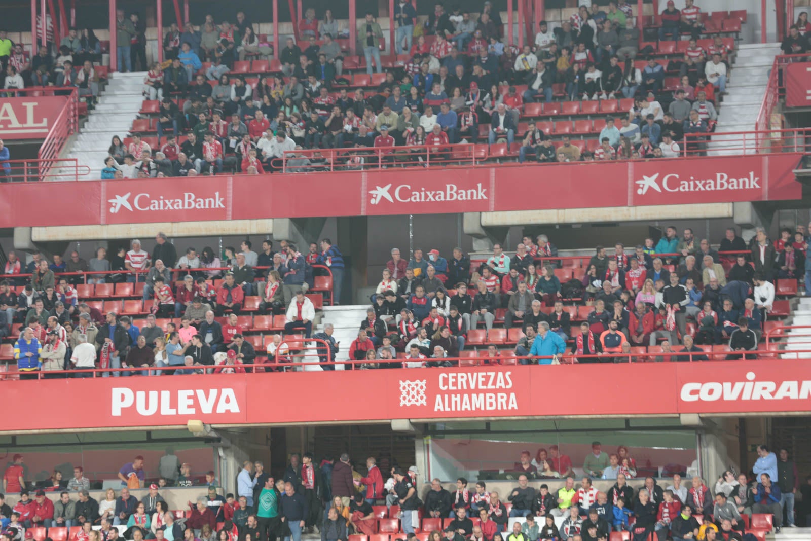 Encuéntrate en la grada en el Granada - Ponferradina