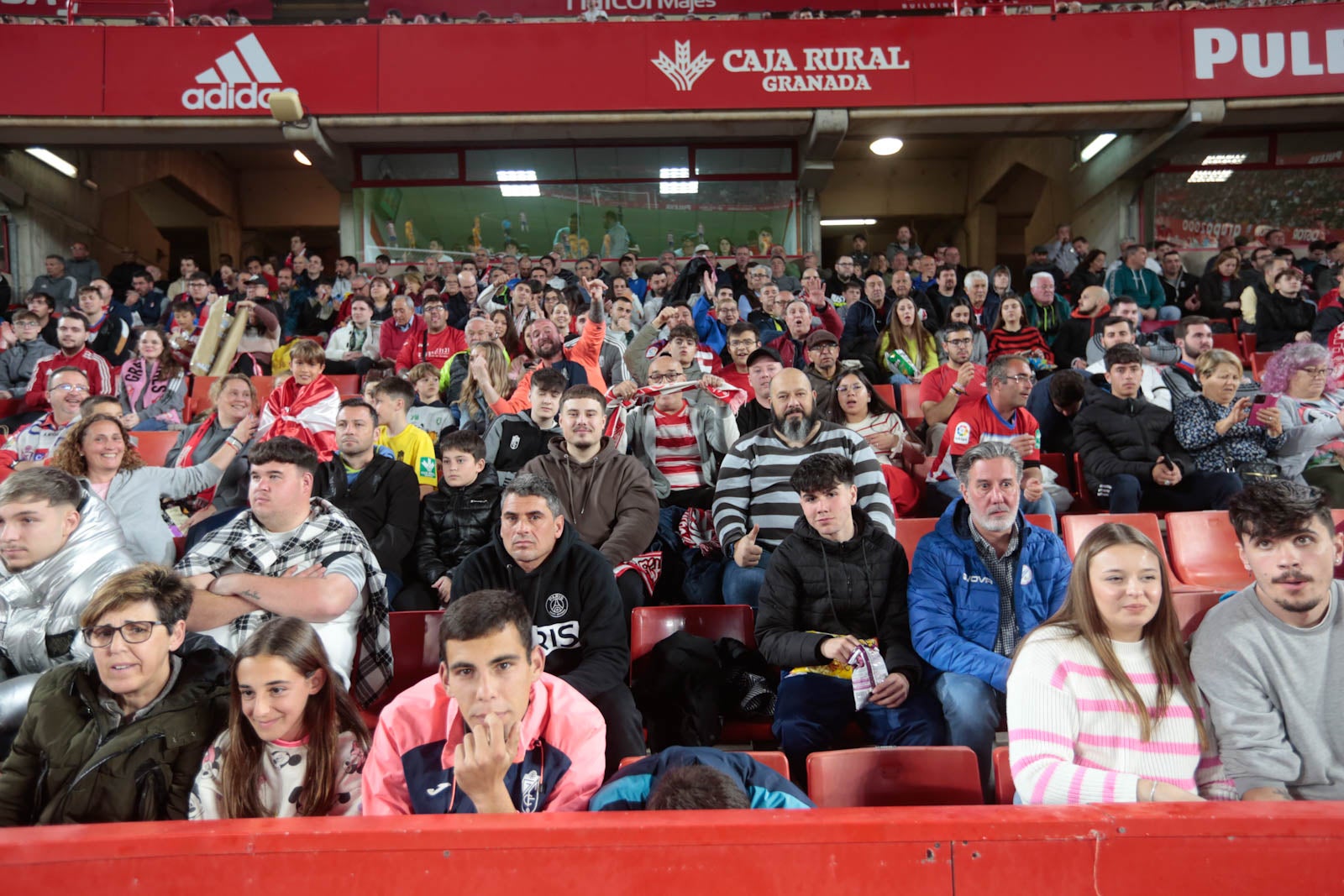 Encuéntrate en la grada en el Granada - Ponferradina