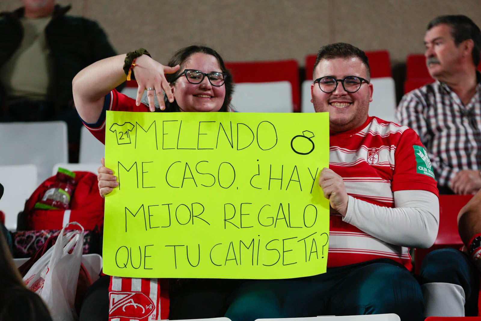 Encuéntrate en la grada en el Granada - Ponferradina
