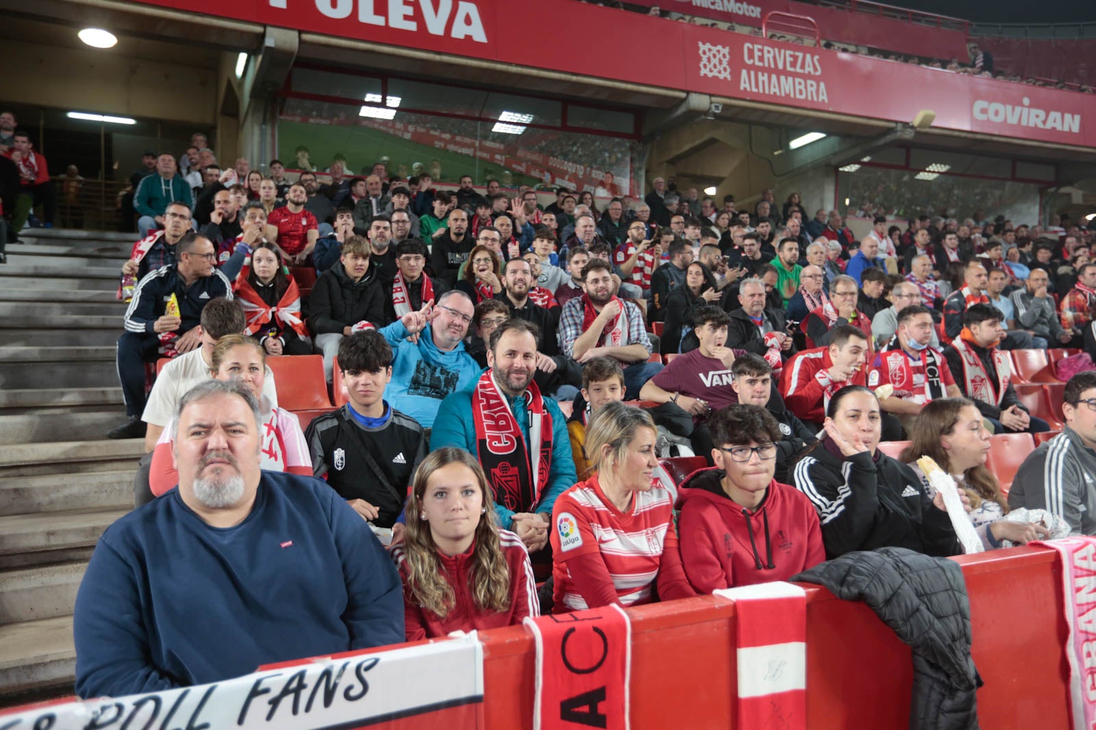 Encuéntrate en la grada en el Granada - Ponferradina