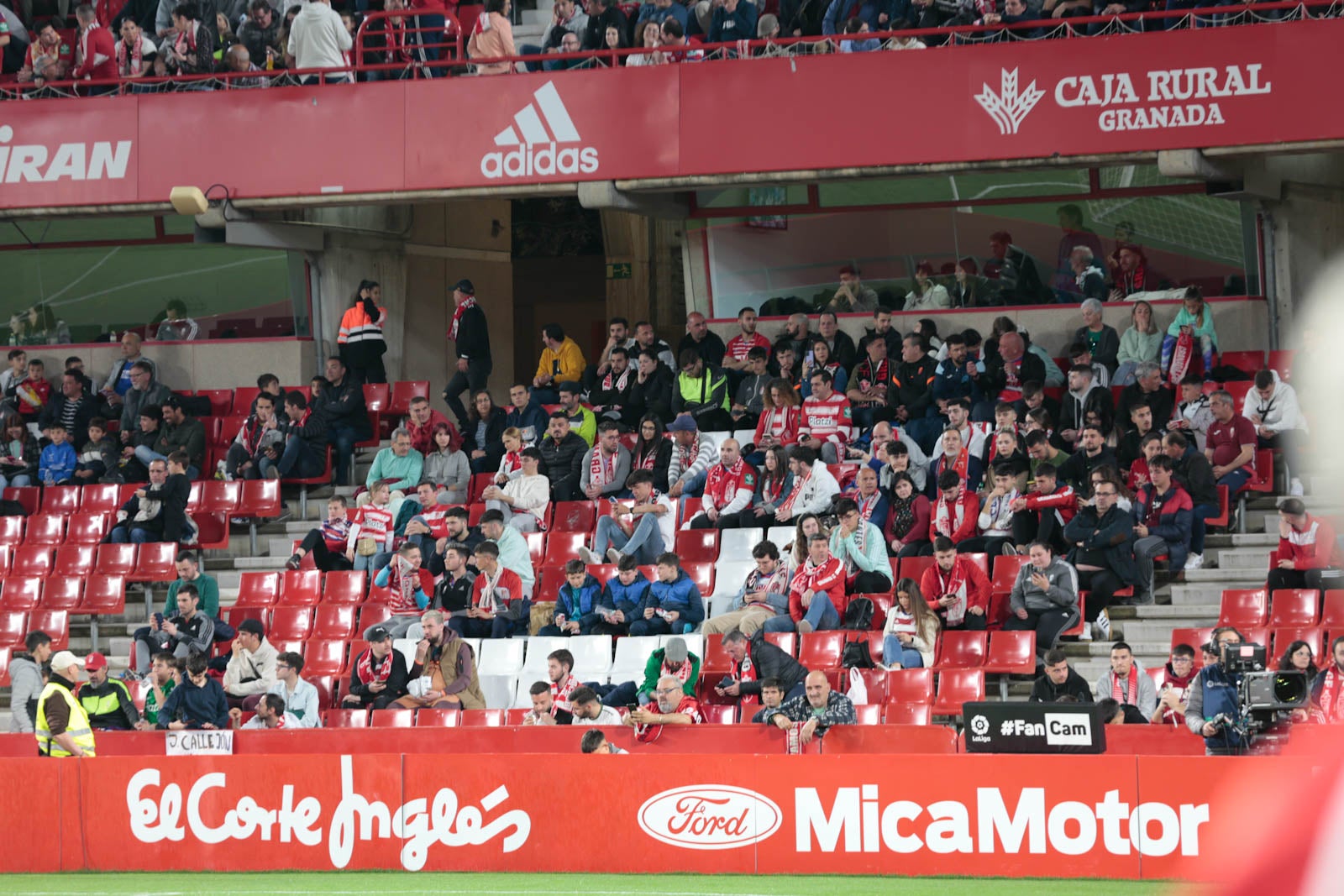 Encuéntrate en la grada en el Granada - Ponferradina