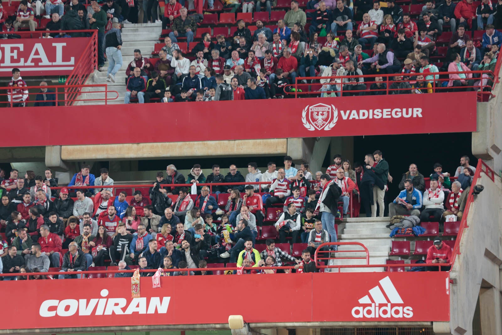 Encuéntrate en la grada en el Granada - Ponferradina