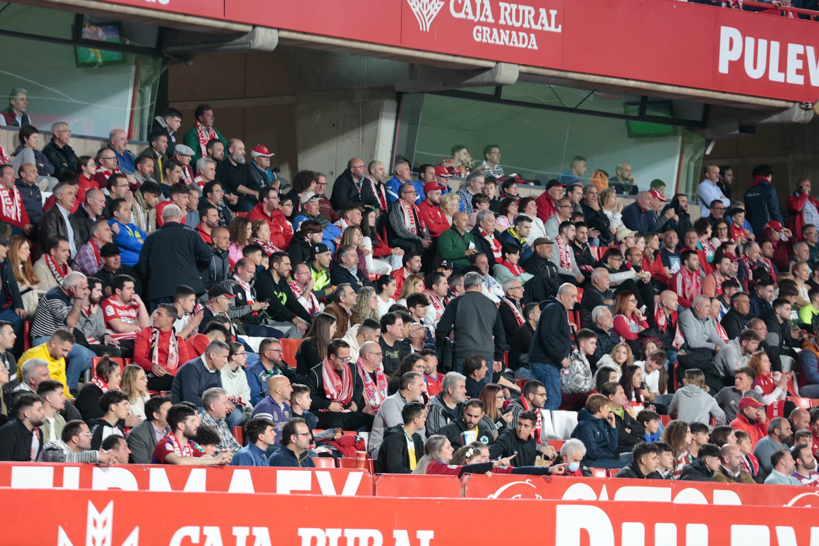 Encuéntrate en la grada en el Granada - Ponferradina