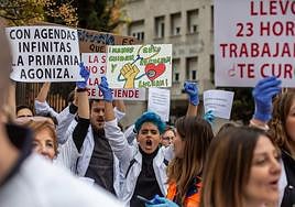 Protesta el pasado mes de febrero ante la Delegación de Salud en Granada.