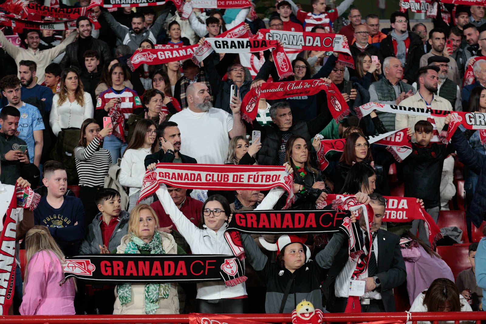 Encuéntrate en la grada en el Granada - Ponferradina