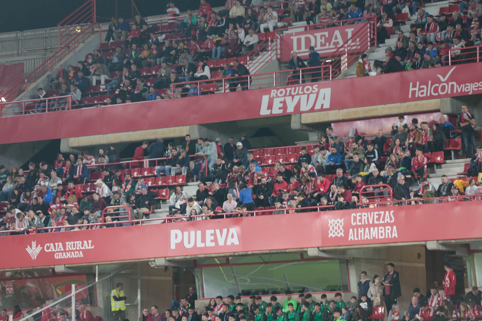 Encuéntrate en la grada en el Granada - Ponferradina