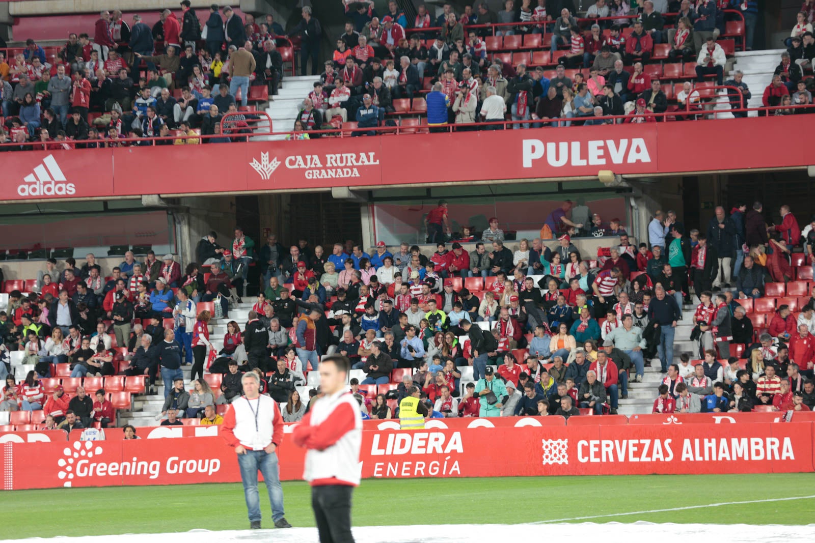 Encuéntrate en la grada en el Granada - Ponferradina