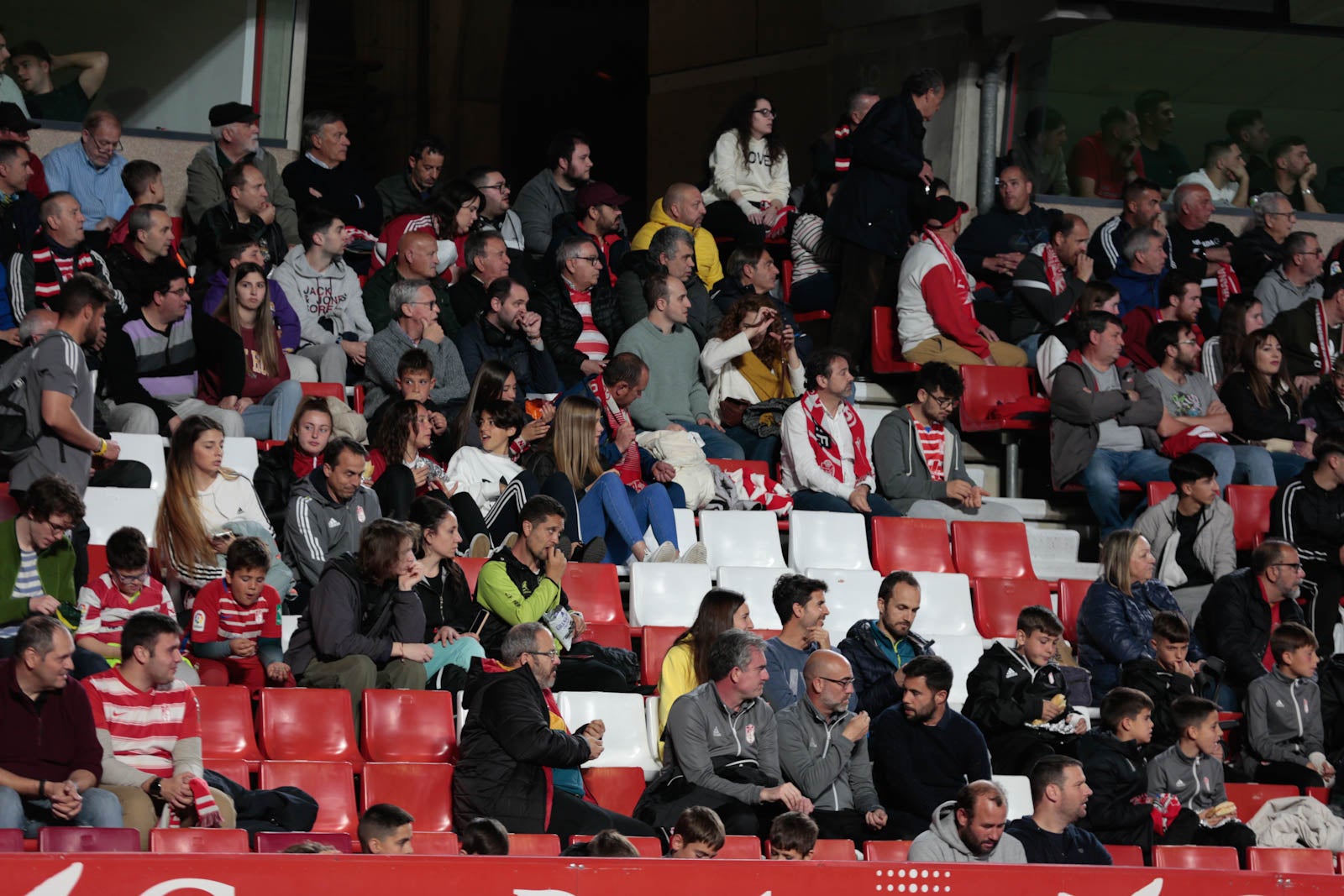 Encuéntrate en la grada en el Granada - Ponferradina