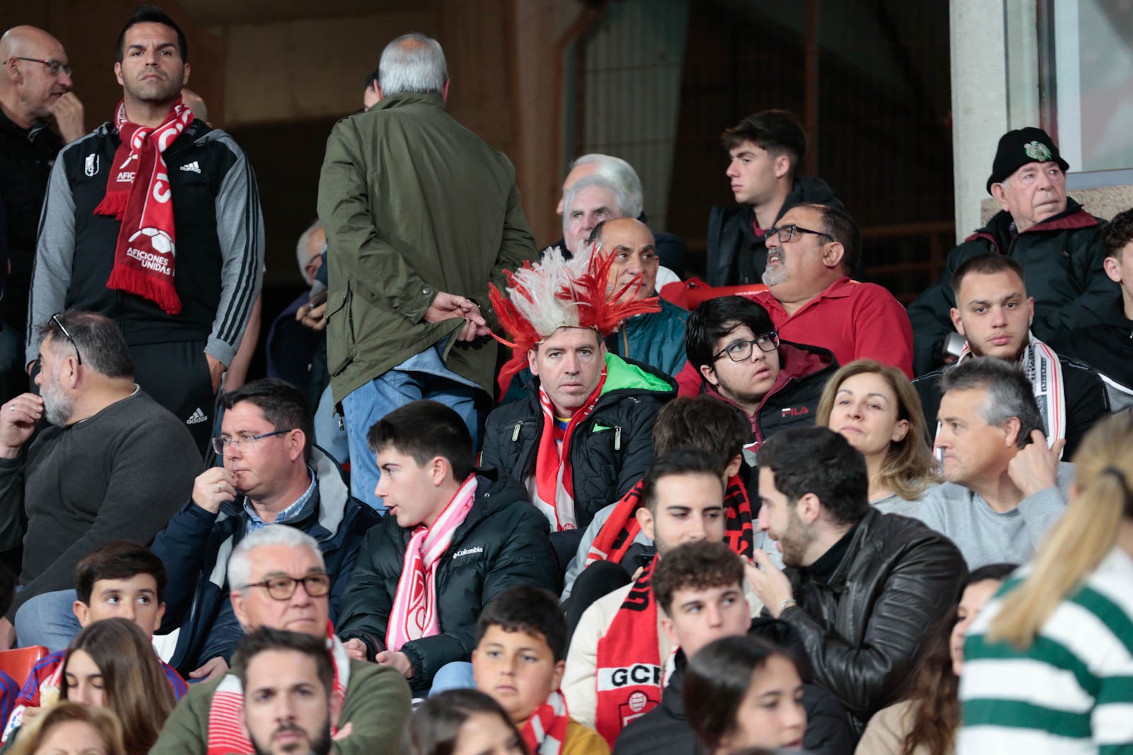 Encuéntrate en la grada en el Granada - Ponferradina