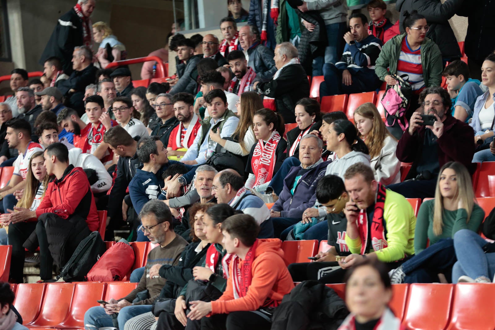 Encuéntrate en la grada en el Granada - Ponferradina