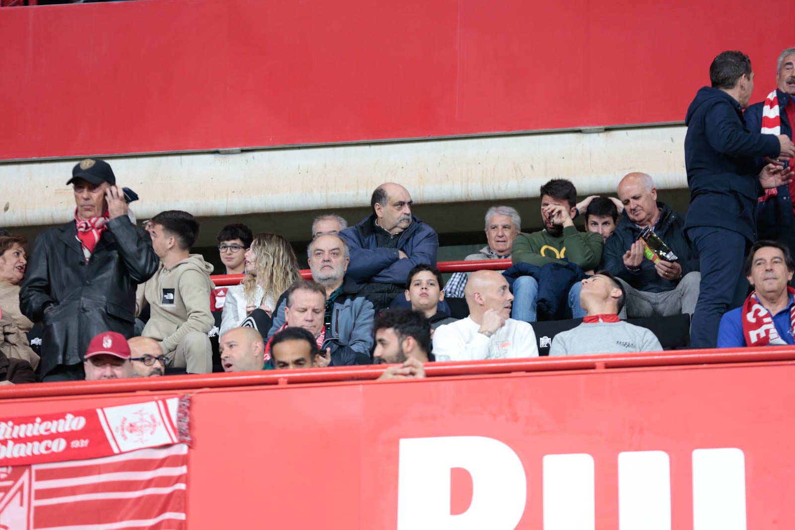 Encuéntrate en la grada en el Granada - Ponferradina