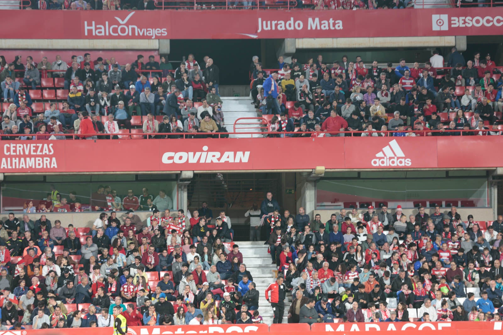 Encuéntrate en la grada en el Granada - Ponferradina