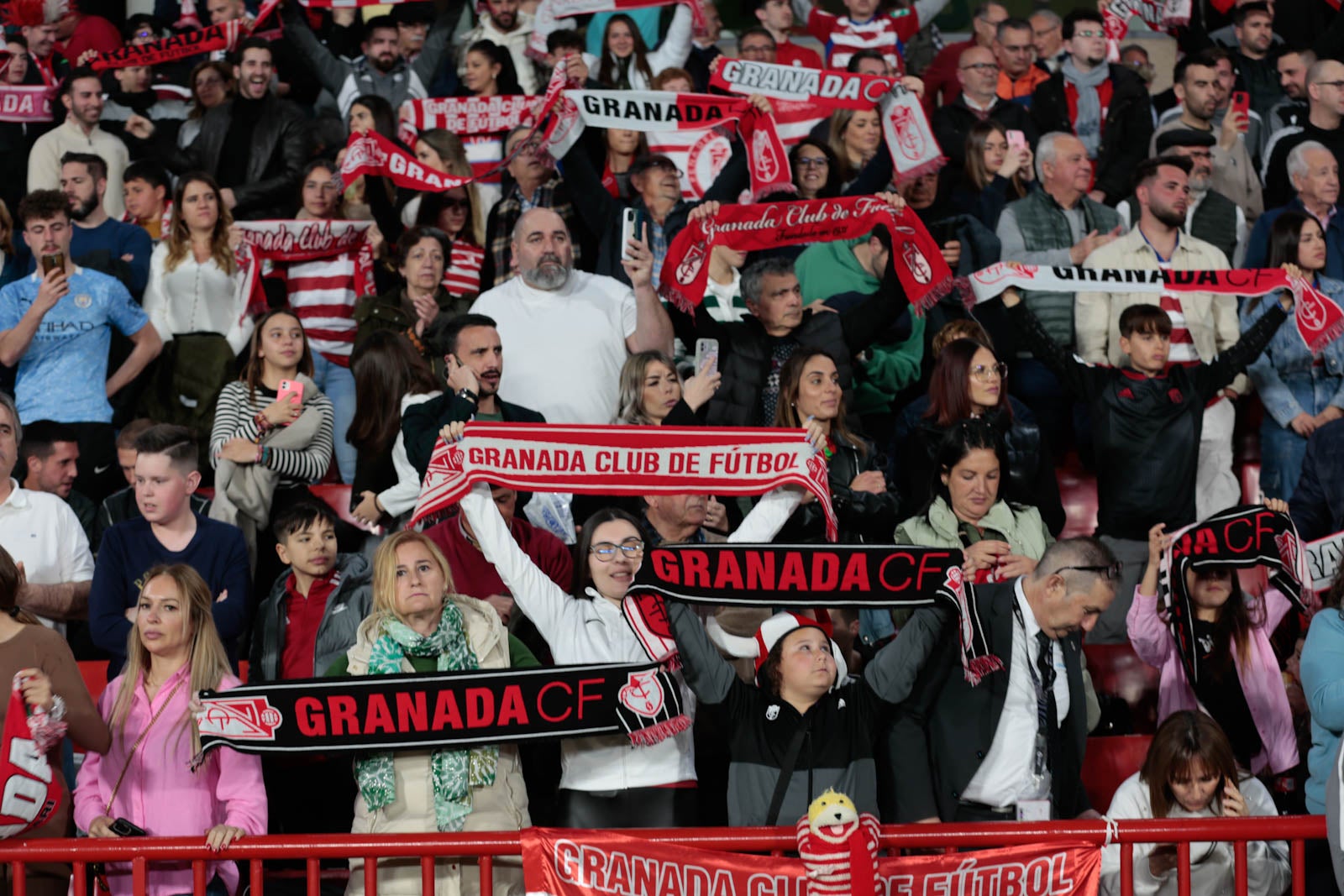 Encuéntrate en la grada en el Granada - Ponferradina