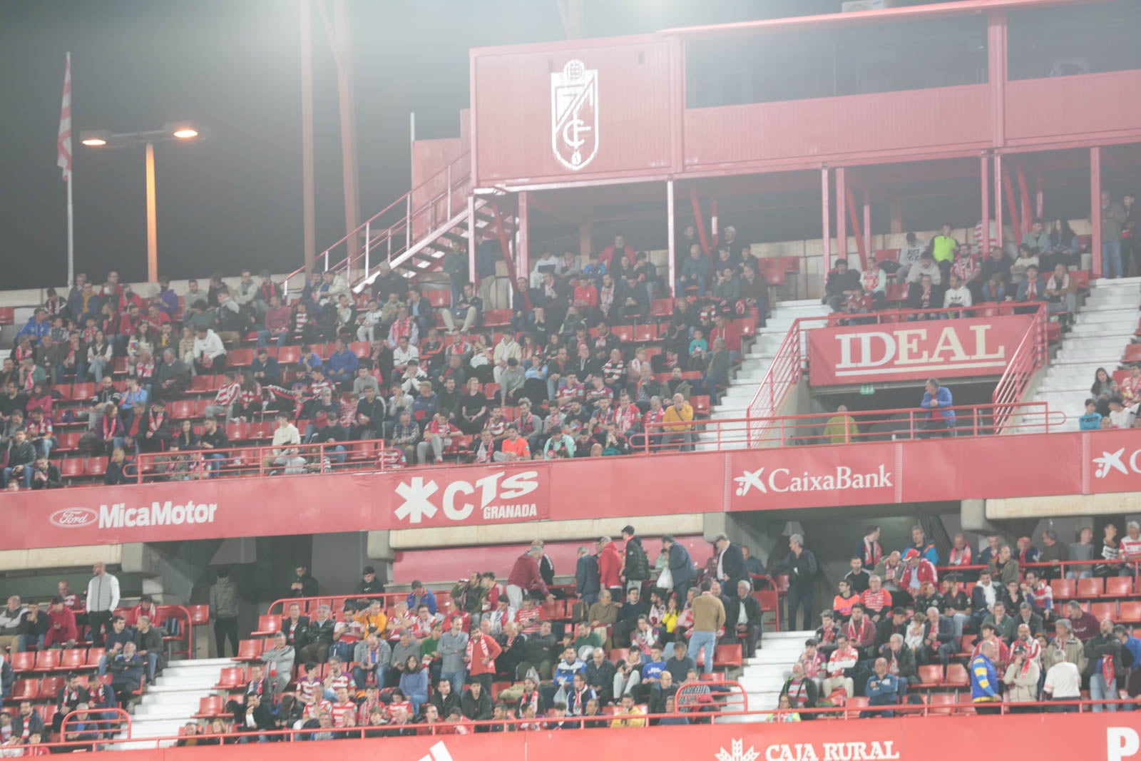 Encuéntrate en la grada en el Granada - Ponferradina