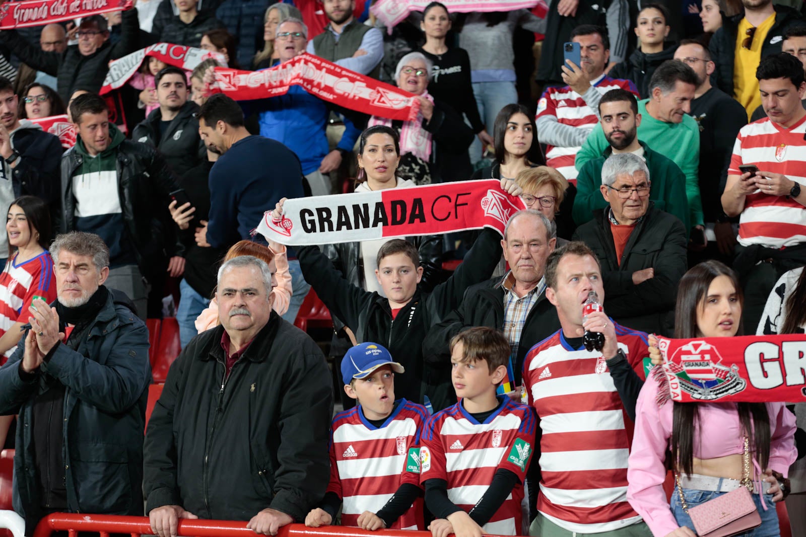 Encuéntrate en la grada en el Granada - Ponferradina