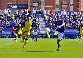 El azulillo Fermín López, controlando el balón en el área.