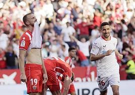 Rodrigo Ely se muerde la camiseta de impotencia, mientras Navas sonríe.