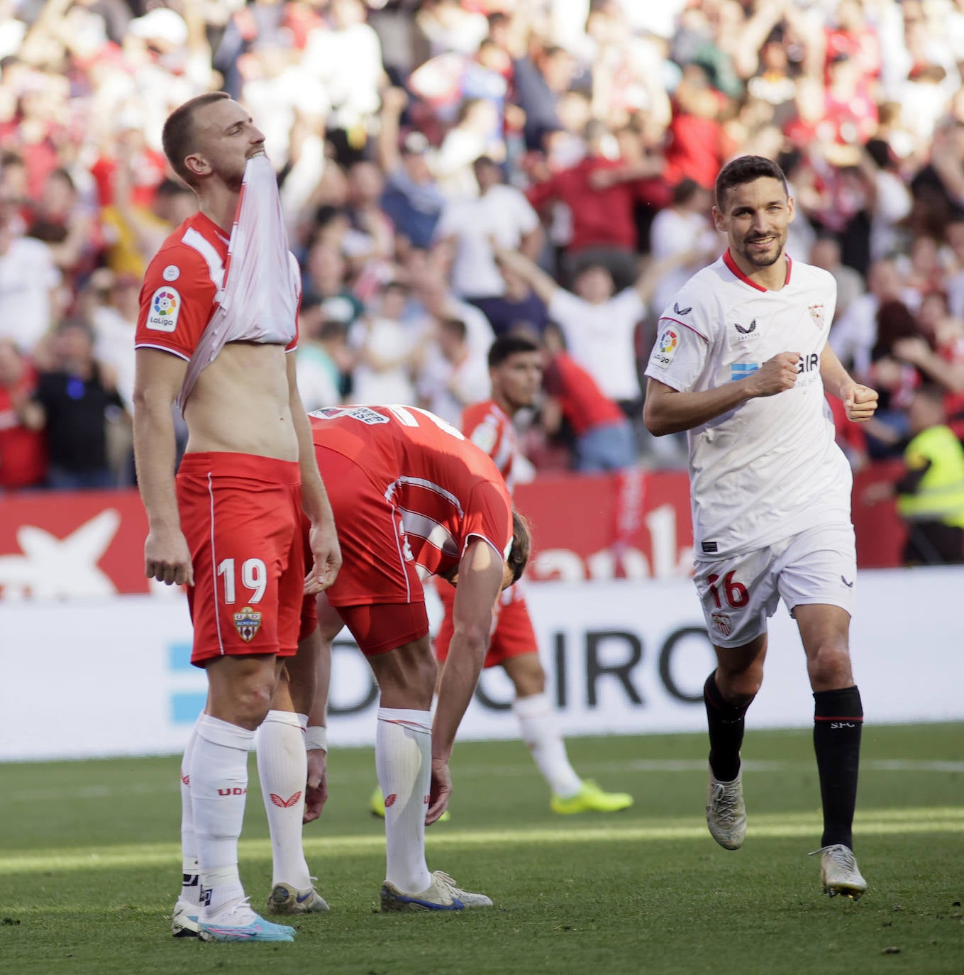 Rodrigo Ely se muerde la camiseta de impotencia, mientras Navas sonríe.