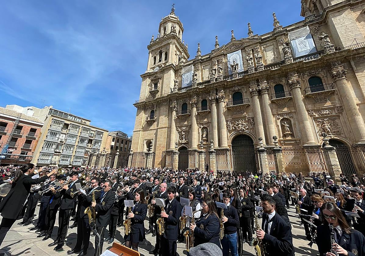 Hasta 500 músicos se dan cita a los pies de la catedral y entonan la marcha de 'Nuestro Padre Jesús'.