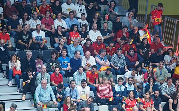 Imagen principal - Suecia logra romper la magia del Olivo Arena