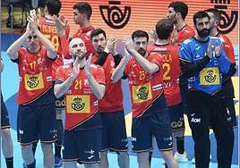 Los jugadores de la selección española aplauden al público del Olivo Arena.