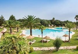 La piscina principal del hotel La Bobadilla, en Loja.