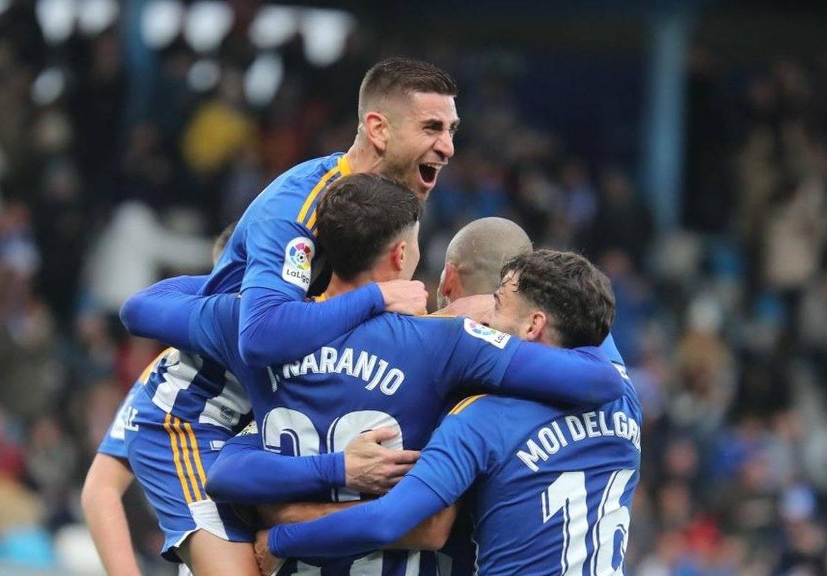 Los futbolistas de la Ponferradina celebran un gol.