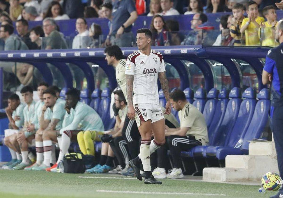 Maikel Mesa abandona el terreno de juego tras ver la roja.