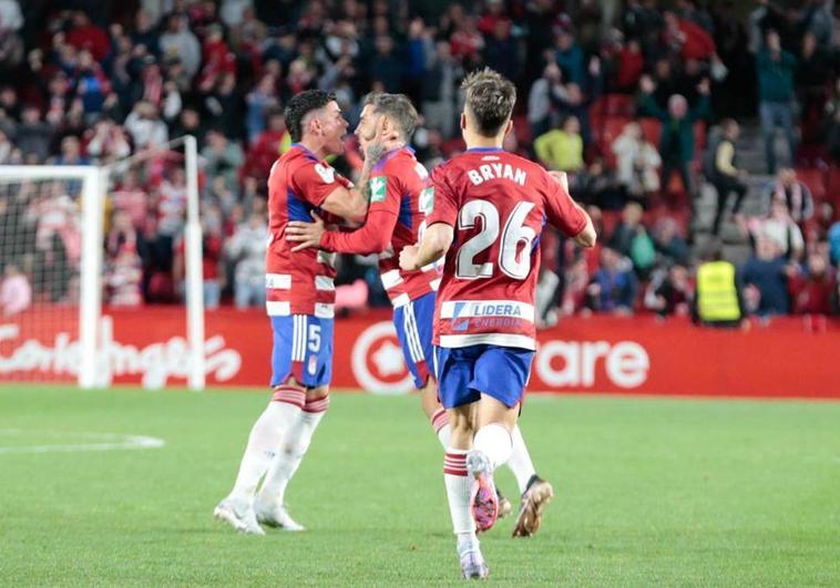 Jonathan Silva abraza a Perea tras su gol de falta.