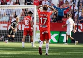 Alejandro Pozo se lamenta de una ocasión perdida.