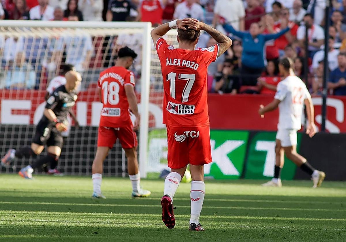 Alejandro Pozo se lamenta de una ocasión perdida.