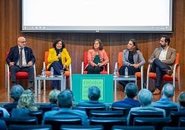 La consejera de Salud y Consumo, Catalina García (en el centro), preside la reunión del grupo de trabajo constituido.