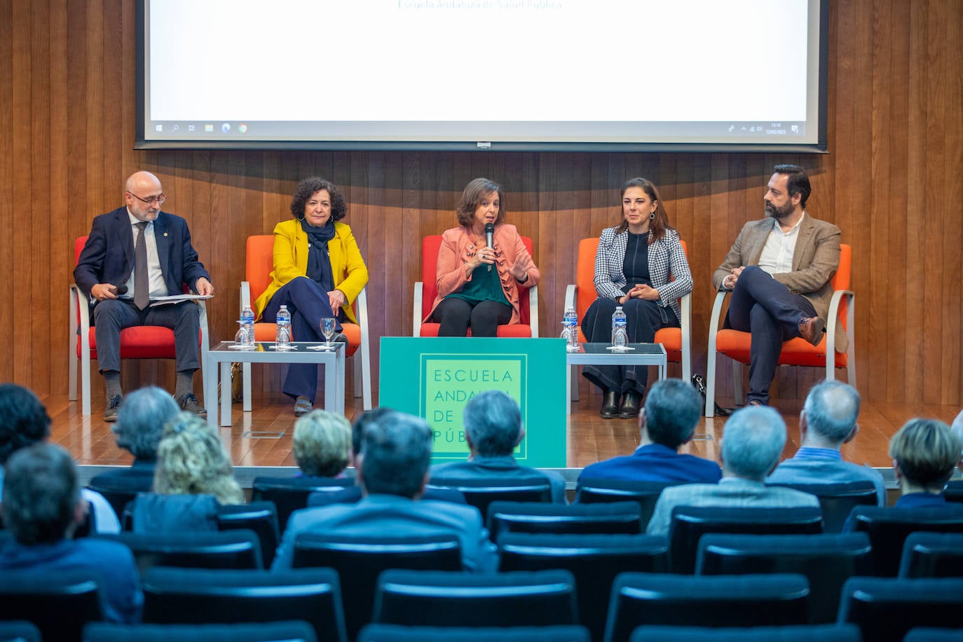 La consejera de Salud y Consumo, Catalina García (en el centro), preside la reunión del grupo de trabajo constituido.