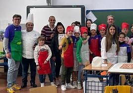 Escolares, profesores, el chef José Miguel Magín y Esther Requena, ganadora de MasterChef Junior.