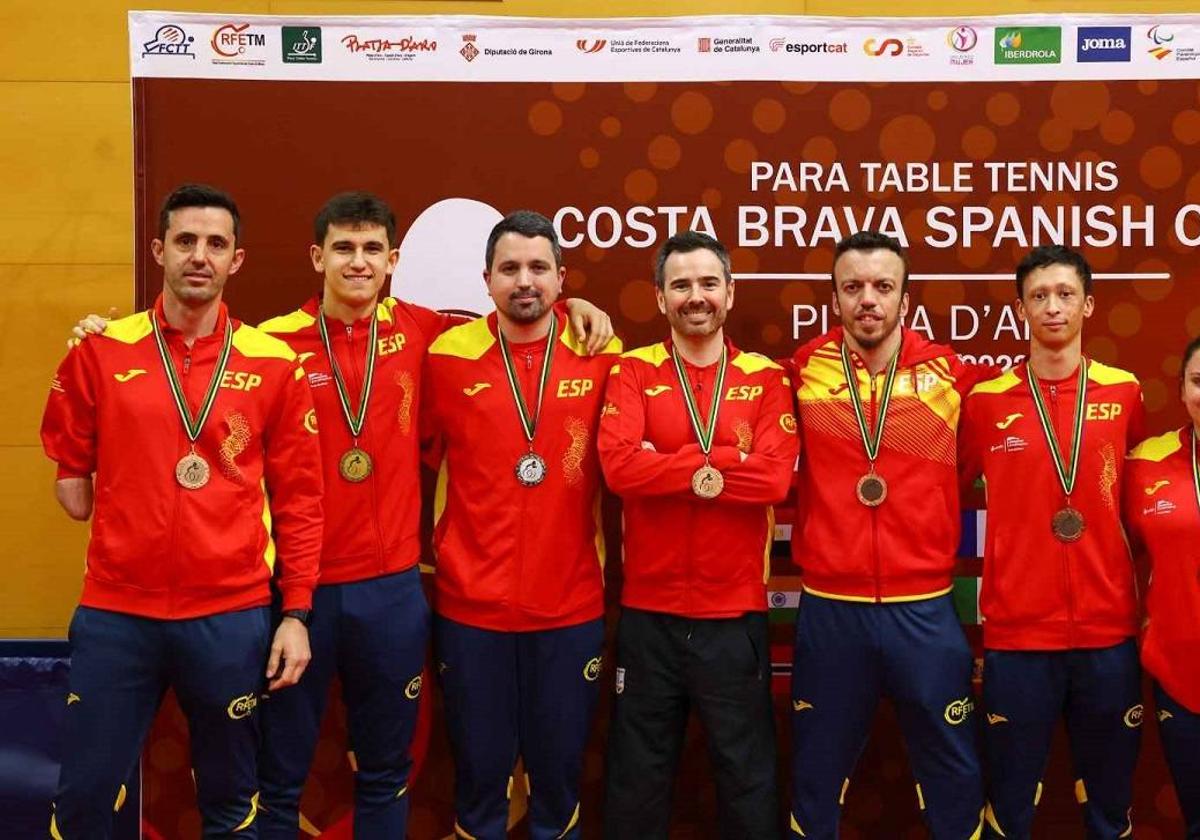 José Manuel Ruiz, a la izquierda, junto a sus compañeros.